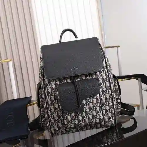 La mochila para hombre está hecha de cuero original importado de primer nivel y una versión réplica 