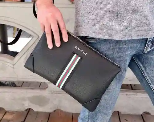 El bolso exclusivo para hombre GUCC está hecho de piel de vaca original importada, con una bolsa de 
