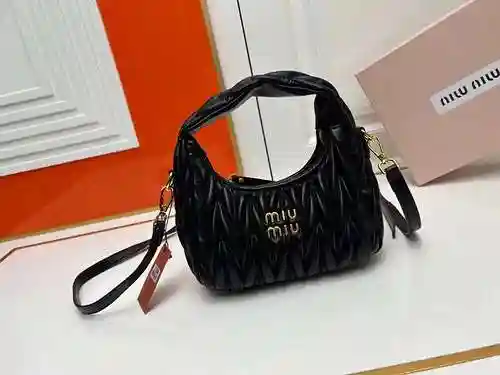 Miu@Miu La bolsa para las axilas está hecha de piel de vaca original importada, con una bolsa de reg