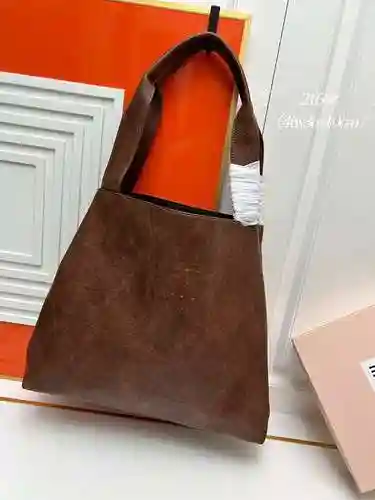 Miu@Miu La bolsa para las axilas está hecha de piel de vaca original importada, con una bolsa de reg