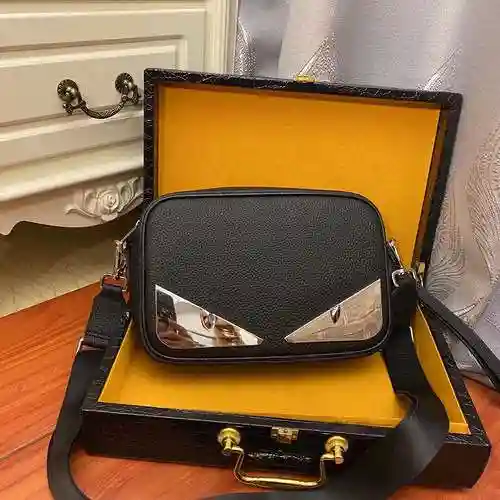 El bolso cruzado exclusivo para hombre FEN@DI está hecho de piel de vaca original importada y una bo