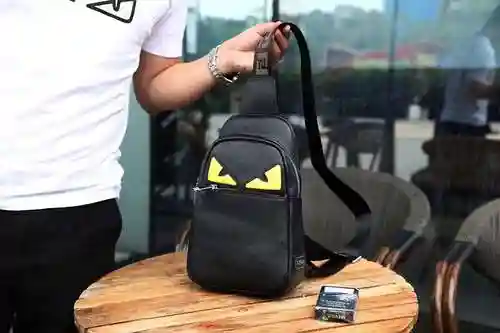 El bolso de pecho exclusivo para hombre FEN@DI está hecho de piel de vaca original importada y una b