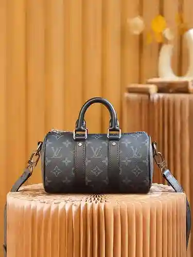 El bolso para hombre está hecho de cuero original importado de primer nivel y una versión réplica de