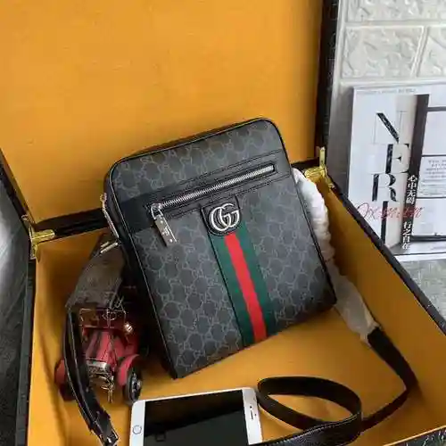El bolso cruzado exclusivo para hombre de GUCC está hecho de piel de vaca original importada y una b