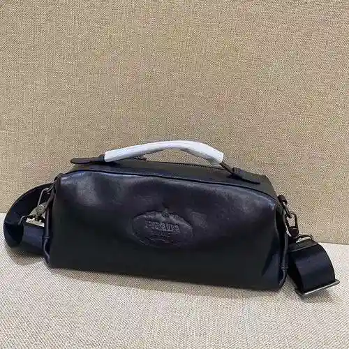 El exclusivo bolso cruzado PRA@DA para hombre está hecho de piel de vaca original importada y una bo