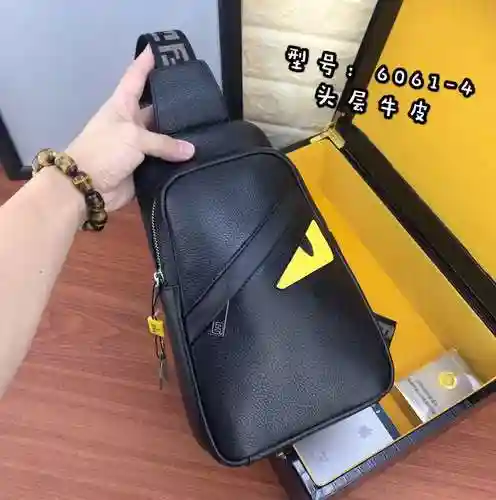 El bolso de pecho exclusivo para hombre FEN@DI está hecho de piel de vaca original importada y una b