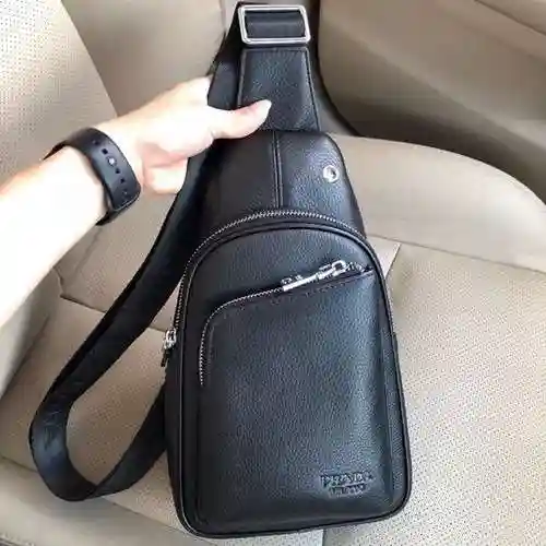 PRA@DA El bolso de pecho exclusivo para hombres está hecho de piel de vaca original importada y una 