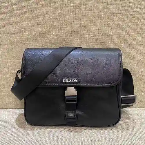 PRA@DA El bolso cruzado exclusivo para hombres está hecho de cuero original importado de primer nive