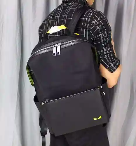 La mochila para hombre está hecha de cuero original importado de primer nivel y una versión réplica 