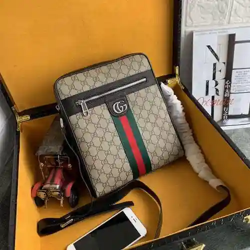 El bolso cruzado exclusivo para hombre de GUCC está hecho de piel de vaca original importada y una b