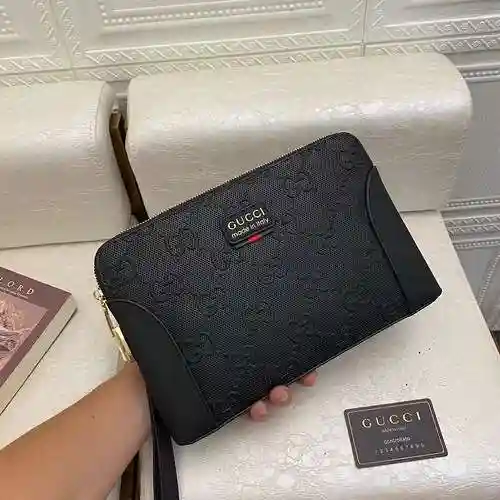 El bolso exclusivo para hombre GUCC está hecho de piel de vaca original importada, con una bolsa de 