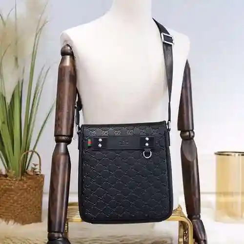 El bolso cruzado exclusivo para hombre de GUCC está hecho de piel de vaca original importada y una b