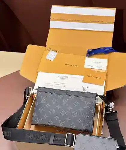 El bolso cruzado para hombre está hecho de lona original importada de primer nivel y una versión rép