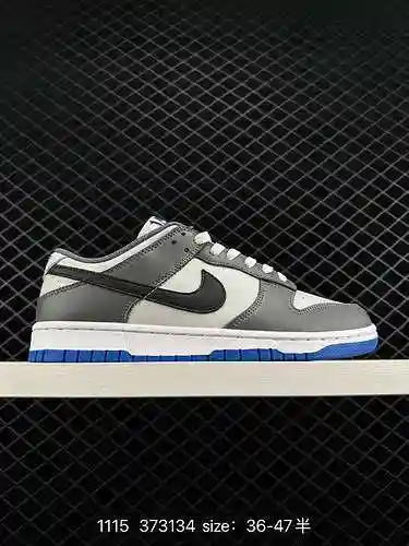 La colección de zapatos de críquet Nike SB Zoom Dunk Low es una zapatilla casual clásica y versátil 