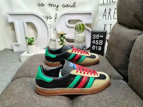 619D is made of soft fiber cowhide leather combined with imported mercerized pig leather upper mater