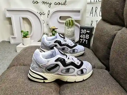 771Dadidas original Astir retro item. The astir shoe is inspired by the running style of the 0s. The