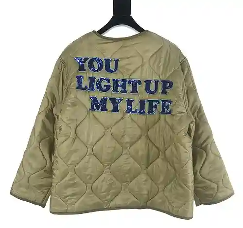 Chaqueta de algodón I LOVE KKKKKK con letras bordadas con lentejuelas en la espalda