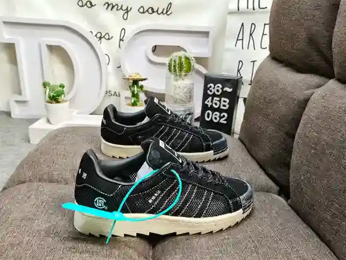 062DAdidas PNS SUPERSTAR usa gamuza inversa combinada con material superior de tela de malla transpi