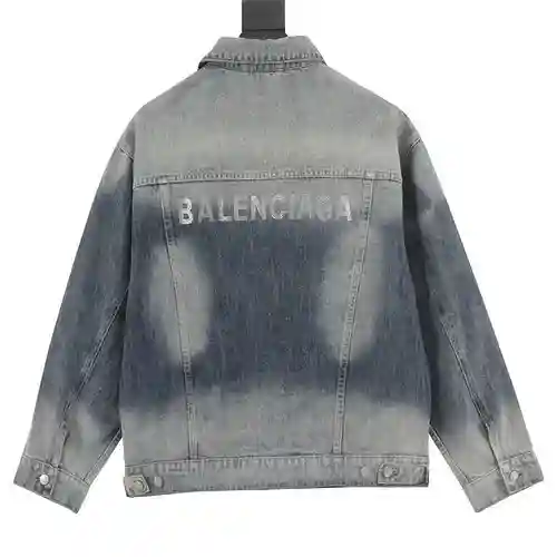 Chaqueta vaquera blcg con letras de rombos en la espalda