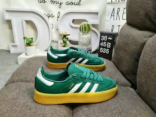 Los zapatos 535D para hombre y mujer son modelos auténticos de media talla. Confeccionada en piel de