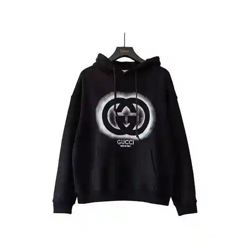 sudadera con capucha y diseño web de G*cci