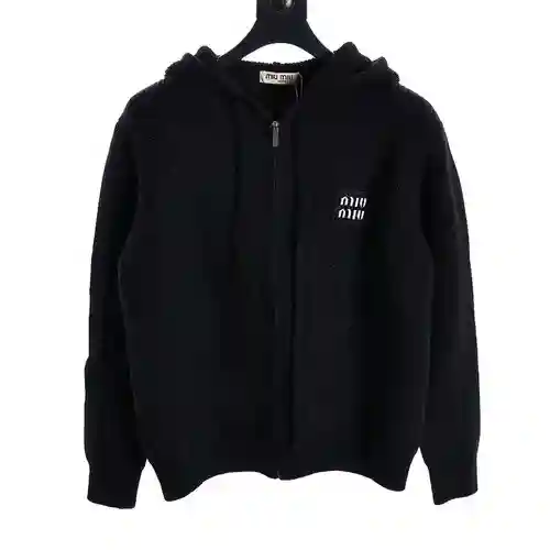 Chaqueta estilo suéter con capucha y cremallera con logo bordado de MIUMIU