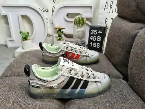 En la segunda serie de colaboración entre 158DAdidas Originals y la marca de moda Song for the Mute,