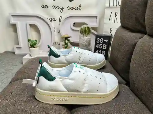 418DAD Zapatos pan calcetín Puffylette Originals GY1593. La parte superior está hecha de material te