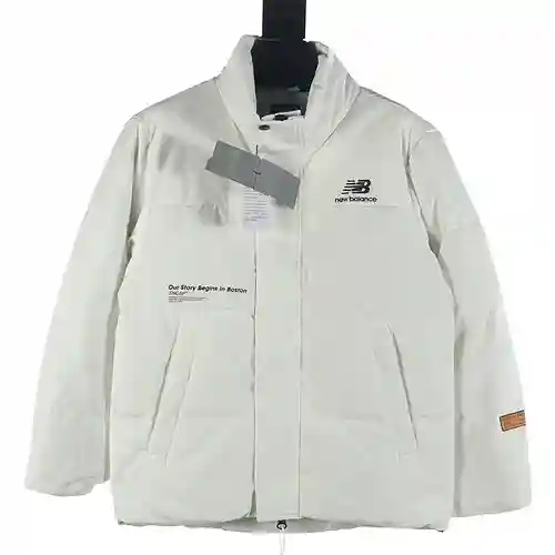 Chaqueta de plumas con letras bordadas y rayas reflectantes New Balance NB