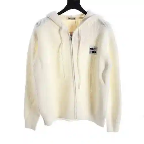 Chaqueta estilo suéter con capucha y cremallera con logo bordado de MIUMIU