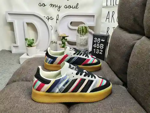 Los zapatos 132D para hombre y mujer son modelos auténticos de media talla. Confeccionada en piel de
