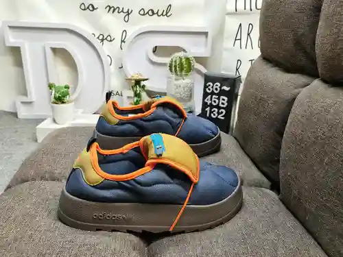 132DAD Zapatos tipo calcetín Puffylette Originals GY1593. La parte superior está hecha de material t