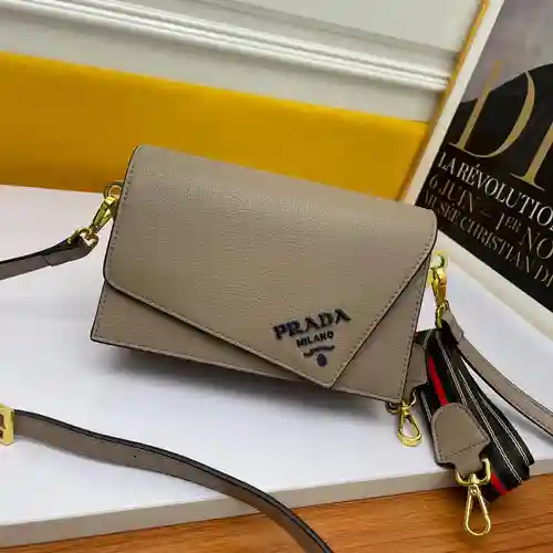 Bolso bandolera PRA@DA elaborado en piel de vacuno original importada, alta calidad, entrega en bols