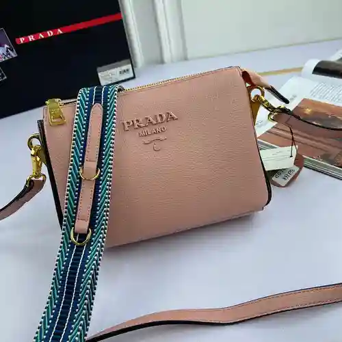 Bolso bandolera PRA@DA elaborado en piel vacuna original importada, alta calidad, entrega en bolsa d