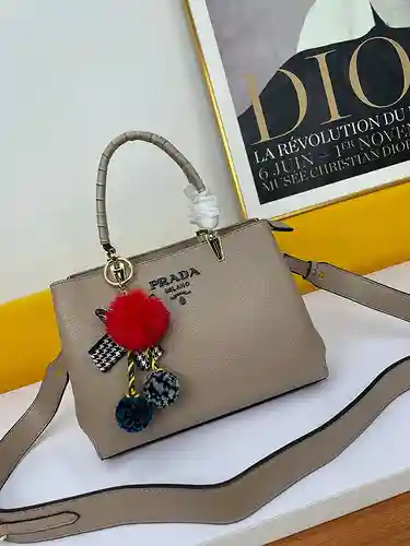 Bolso PRA@DA elaborado en piel vacuna original importada, alta calidad, entrega en bolsa de regalo f