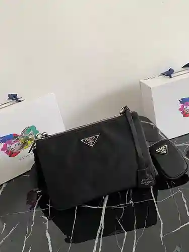 Bolso bandolera PRA@DA para hombre, elaborado en piel vacuna original importada, alta calidad, entre