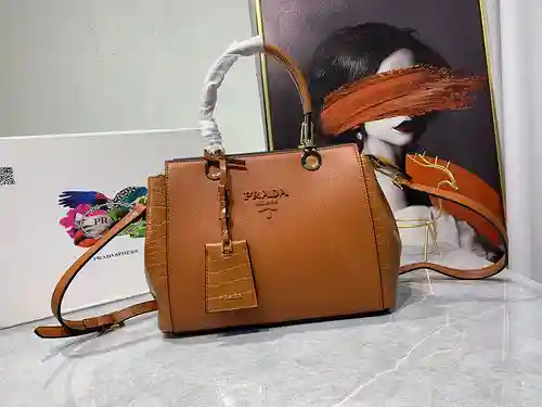 Bolso PRA@DA elaborado en piel vacuna original importada, alta calidad, entrega en bolsa de regalo f
