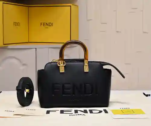 Bolso FEN@DI elaborado en piel de vacuno original importada, alta calidad, entrega en bolsa de regal
