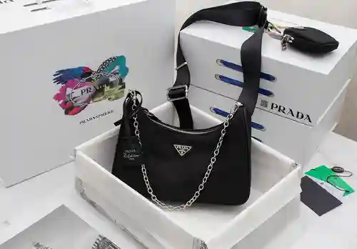 Bolso bandolera PRA@DA elaborado en piel vacuna original importada, alta calidad, entrega en bolsa d
