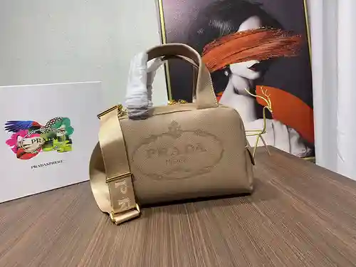 Bolso PRA@DA elaborado en piel vacuna original importada, alta calidad, entrega en bolsa de regalo f