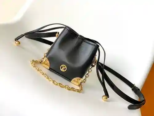 Mini bolso tipo bombonera LL, elaborado en cuero original importado de primera calidad, versión répl