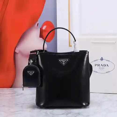 Bolso tipo bombonera PRA@DA elaborado en piel de vacuno original importada, alta calidad, entrega en
