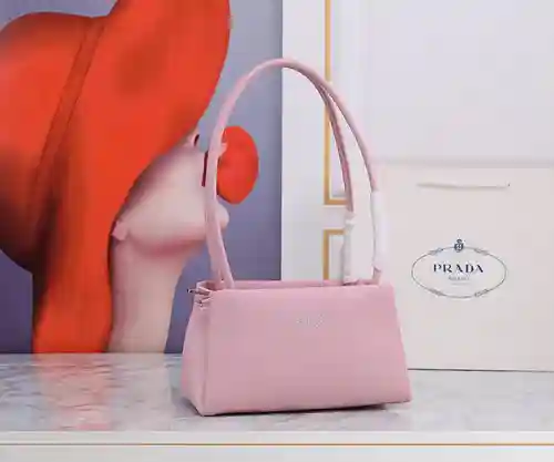 Bolso bandolera PRA@DA elaborado en piel de vacuno original importada, alta calidad, entrega en bols