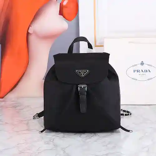 Mochila PRA@DA fabricada en piel vacuna simple original importada, alta calidad, entrega en bolsa de