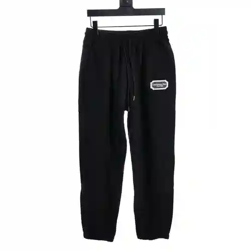pantalones CD con etiqueta plateada bordada