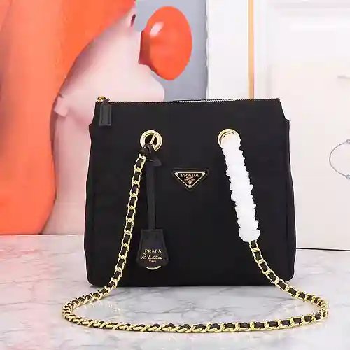 Bolso bandolera PRA@DA elaborado en piel vacuna original importada, alta calidad, entrega en bolsa d