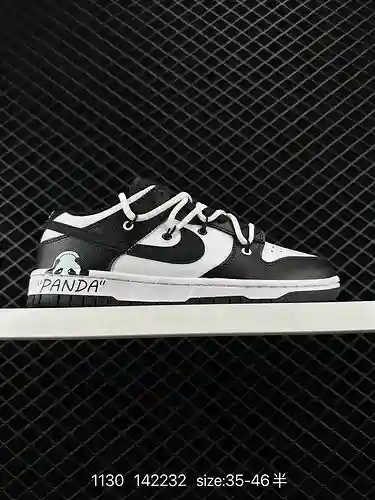 6 zapatos de skate Futura x Nike Dunk Low deconstruidos con cordones. Este par de sistemas de cordon