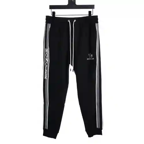 Pantalones casual con diseño color block y logo MC bordado
