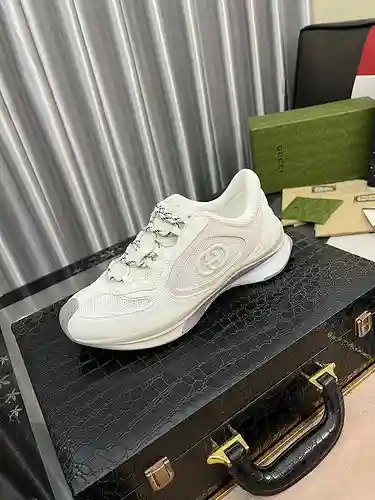 Modelo de pareja GUCCI Código: 1203D20 Talla: 36-44