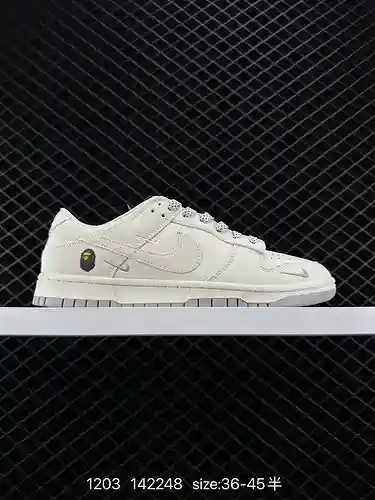 24 Bape x Nike Dunk Low Arctic Fox Este modelo aboga por romper con las tradicionales restricciones 